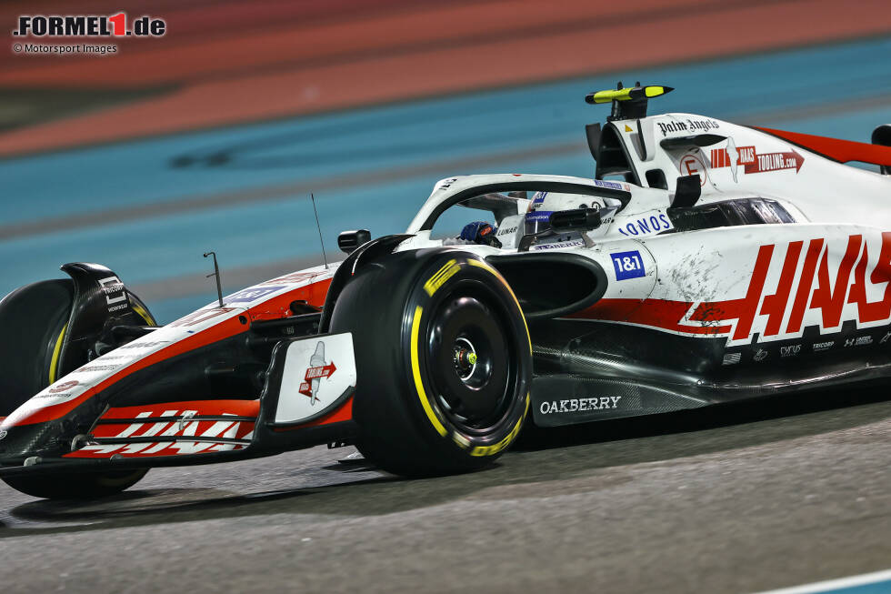 Mick Schumacher (5): Nach dem Qualifying sah es noch nach einem versöhnlichen Abschied aus. Von Startplatz 12 aus ging es im Rennen aber schnell nach hinten. Der von ihm verschuldete Crash mit Latifi und die folgende Strafe besiegelten dann seine Note - auch wenn manche in der Redaktion noch eine 4 gegeben hätten. Mick Schumacher (5): Nach dem Qualifying sah es noch nach einem versöhnlichen Abschied aus. Von Startplatz 12 aus ging es im Rennen aber schnell nach hinten. Der von ihm verschuldete Crash mit Latifi und die folgende Strafe besiegelten dann seine Note - auch wenn manche in der Redaktion noch eine 4 gegeben hätten.