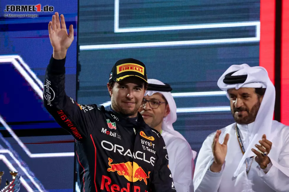 Sergio Perez (3): Obwohl ihm Verstappen im Qualifying Windschatten gab, reichte es dort nur zu P2. Im Rennen dann ebenfalls zu langsam, dazu die Reifen zu schnell verbrannt, sodass ein Einstopper für ihn keine Option mehr war. Etwas Pech kam auch dazu, aber P2 in der WM hat er am Ende selbst verloren. Foto zur News: Sergio Perez (3): Obwohl ihm Verstappen im Qualifying Windschatten gab, reichte es dort nur zu P2. Im Rennen dann ebenfalls zu langsam, dazu die Reifen zu schnell verbrannt, sodass ein Einstopper für ihn keine Option mehr war. Etwas Pech kam auch dazu, aber P2 in der WM hat er am Ende selbst verloren.