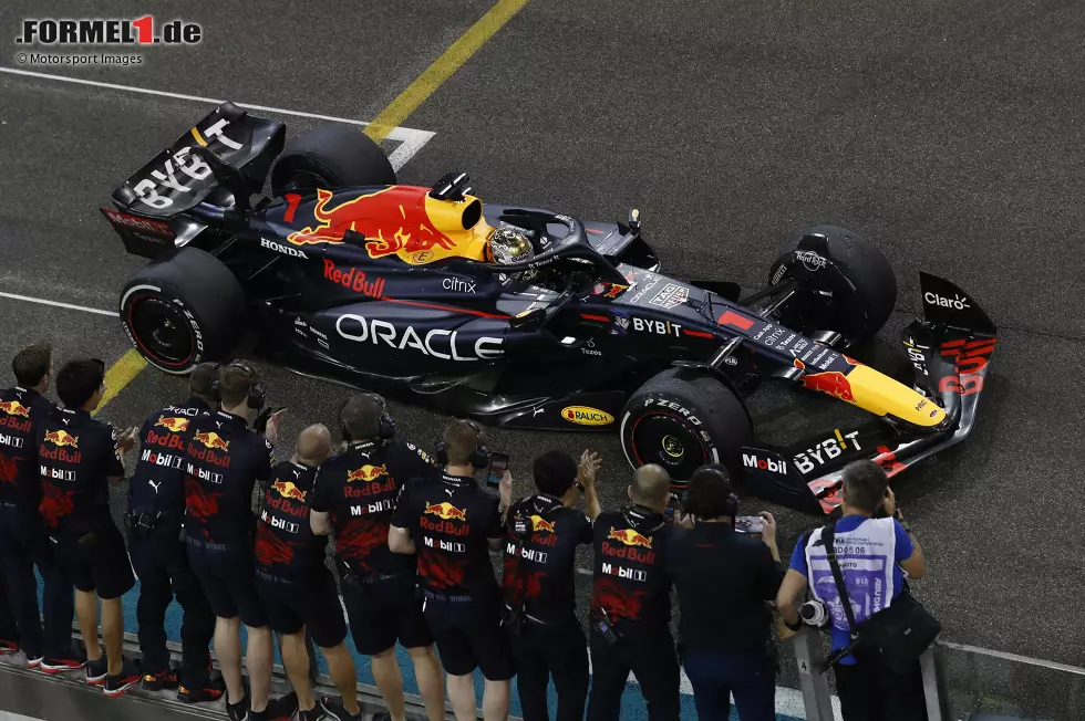 Max Verstappen (1): Obwohl er Perez im Qualifying Windschatten spendete, war er mehr als zwei Zehntel schneller als sein Teamkollege. Eigentlich wäre der Vorsprung also noch größer gewesen. Auch im Rennen dann wieder in einer eigenen Liga, verwaltete den Vorsprung vorne im Schongang. Ein passender Abschluss seiner Saison! Foto zur News: Max Verstappen (1): Obwohl er Perez im Qualifying Windschatten spendete, war er mehr als zwei Zehntel schneller als sein Teamkollege. Eigentlich wäre der Vorsprung also noch größer gewesen. Auch im Rennen dann wieder in einer eigenen Liga, verwaltete den Vorsprung vorne im Schongang. Ein passender Abschluss seiner Saison!