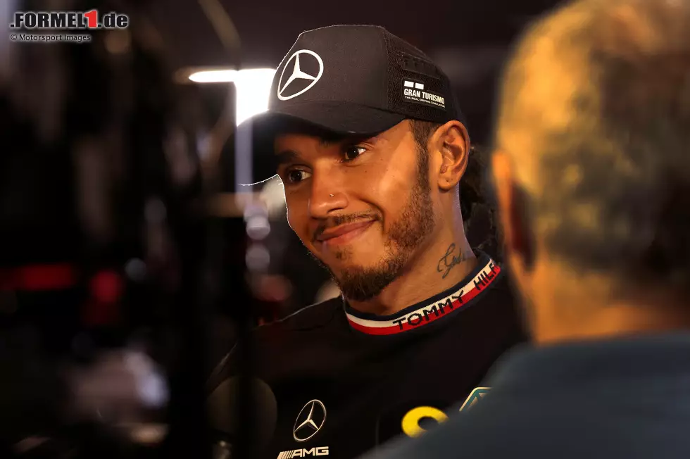 Lewis Hamilton (3): Von der reinen Performance her wäre es eigentlich eine bessere Note gewesen. Im Zweikampf mit Sainz zu Beginn hat er sich allerdings nicht clever angestellt - und dabei womöglich das Auto beschädigt. Sagt selbst, dass ein Ausfall zum Abschluss irgendwie zu seiner ganzen Saison passt. Foto zur News: Lewis Hamilton (3): Von der reinen Performance her wäre es eigentlich eine bessere Note gewesen. Im Zweikampf mit Sainz zu Beginn hat er sich allerdings nicht clever angestellt - und dabei womöglich das Auto beschädigt. Sagt selbst, dass ein Ausfall zum Abschluss irgendwie zu seiner ganzen Saison passt.