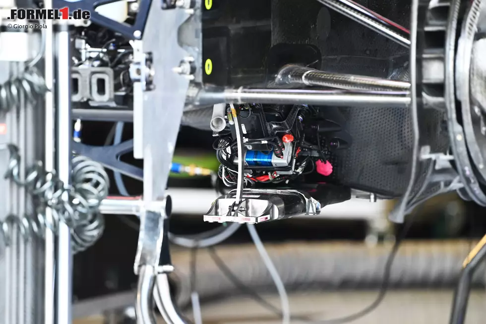 Ein toller Blick auf den Vorderbereich des Autos ohne Karosserie. Die sensenförmige Metallstrebe stammt noch aus der Zeit, als das Team noch unter dem Namen Lotus antrat. Foto zur News: Ein toller Blick auf den Vorderbereich des Autos ohne Karosserie. Die sensenförmige Metallstrebe stammt noch aus der Zeit, als das Team noch unter dem Namen Lotus antrat.