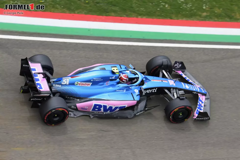 Ein großartiger Überblick über den A522 in Imola, der die Änderungen an den Seitenkästen und am Unterboden im Laufe der ersten Rennen zeigt. Foto zur News: Ein großartiger Überblick über den A522 in Imola, der die Änderungen an den Seitenkästen und am Unterboden im Laufe der ersten Rennen zeigt.