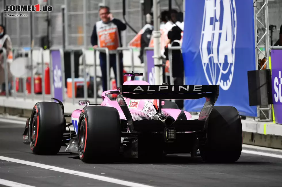 Der Heckflügel wurde für den GP von Saudi-Arabien beibehalten, aber das Team wählte einen neuen Ansatz für das Endplattendesign, indem man sich dafür entschied, keinen Ausschnitt in der oberen, hinteren Ecke zu verwenden. Der Anpressdruck und der Luftwiderstand des Flügels veränderten sich. Foto zur News: Der Heckflügel wurde für den GP von Saudi-Arabien beibehalten, aber das Team wählte einen neuen Ansatz für das Endplattendesign, indem man sich dafür entschied, keinen Ausschnitt in der oberen, hinteren Ecke zu verwenden. Der Anpressdruck und der Luftwiderstand des Flügels veränderten sich.
