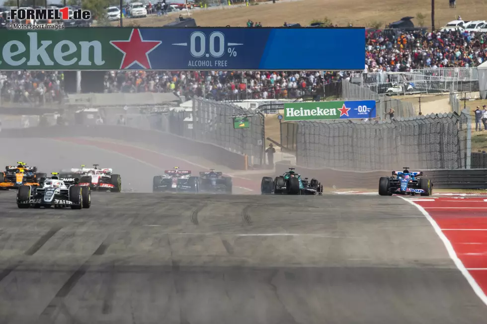 Fernando Alonso (2): Die Leistung, nach dem Unfall noch auf P7 zu fahren, war sensationell. Aber: Auch wenn Stroll für den Crash verantwortlich war, hätte auch Alonso selbst etwas mehr Platz lassen und ihn so verhindern können. So reicht es für den Spanier dann trotz Aufholjagd nicht zur Bestnote. Foto zur News: Fernando Alonso (2): Die Leistung, nach dem Unfall noch auf P7 zu fahren, war sensationell. Aber: Auch wenn Stroll für den Crash verantwortlich war, hätte auch Alonso selbst etwas mehr Platz lassen und ihn so verhindern können. So reicht es für den Spanier dann trotz Aufholjagd nicht zur Bestnote.