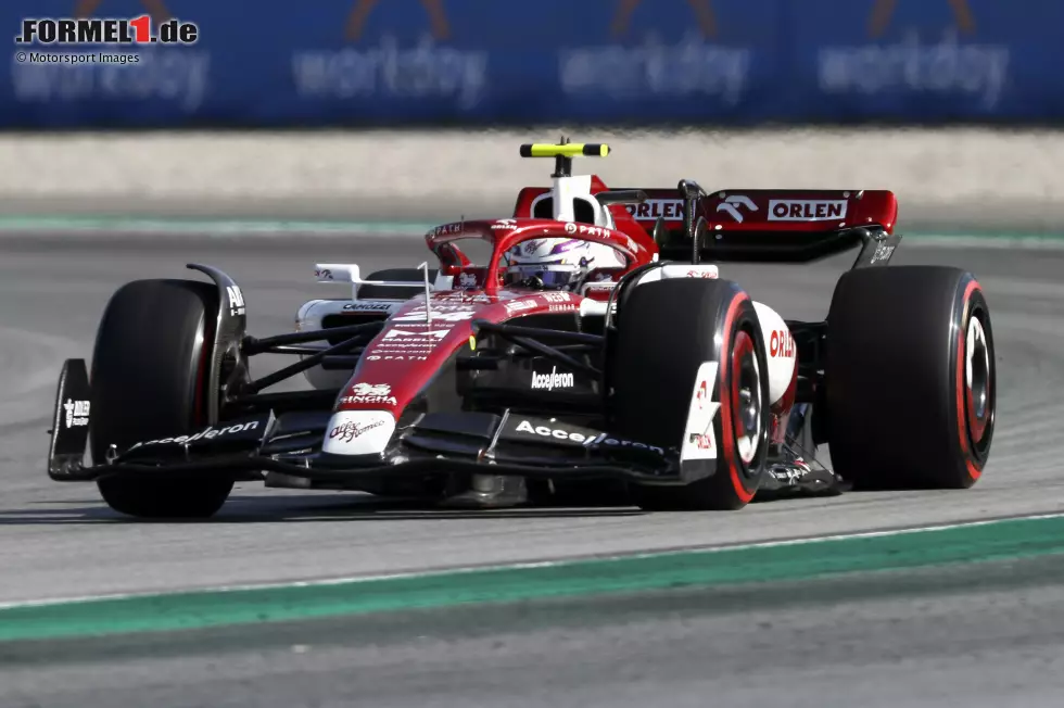 Foto zur News: Guanyu Zhou (5): Kein großer Fehler am Wochenende, aber einfach zu langsam. Im Qualifying fehlte eine Sekunde auf Bottas, P15 im Alfa Romeo ist viel zu wenig. Im Rennen dann wieder einmal ein schlechter Start und etwas später ausgefallen. In der WM steht es gegen Bottas nach Punkten 1:38. Lehrgeld für den Rookie.