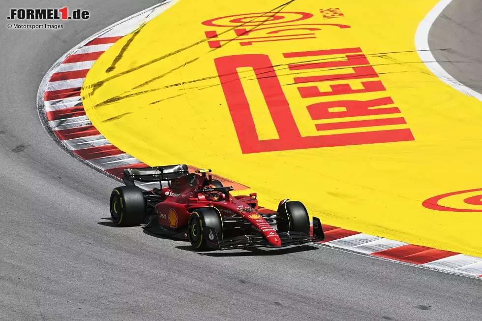 Foto zur News: Carlos Sainz (4): Ein Redakteur hätte hier sogar eine 6 gezogen. Im Qualifying 0,4 Sekunden langsamer als Leclerc, im Rennen mit einem Fehler das Auto beschädigt - wieder einmal. Am Ende rettet ihn, dass er mit P4 noch Schadensbegrenzung betrieben hat. Muss trotzdem dringend seine Fehler in den Griff bekommen!