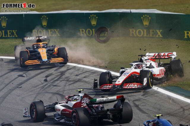 Foto zur News: Daniel Ricciardo (5): Für die Redaktion der schlechteste Fahrer an diesem Wochenende. Zunächst in Qualifying und Sprint vom Teamkollegen abgehängt, der nicht fit war. Im Rennen dann den Crash mit Magnussen verschuldet und sich auch noch eine Strafe für Abu Dhabi eingehandelt. Das war definitiv nicht mehr "ausreichend".