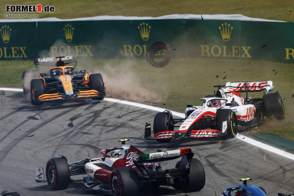 Daniel Ricciardo (5): Für die Redaktion der schlechteste Fahrer an diesem Wochenende. Zunächst in Qualifying und Sprint vom Teamkollegen abgehängt, der nicht fit war. Im Rennen dann den Crash mit Magnussen verschuldet und sich auch noch eine Strafe für Abu Dhabi eingehandelt. Das war definitiv nicht mehr "ausreichend". Daniel Ricciardo (5): Für die Redaktion der schlechteste Fahrer an diesem Wochenende. Zunächst in Qualifying und Sprint vom Teamkollegen abgehängt, der nicht fit war. Im Rennen dann den Crash mit Magnussen verschuldet und sich auch noch eine Strafe für Abu Dhabi eingehandelt. Das war definitiv nicht mehr "ausreichend".