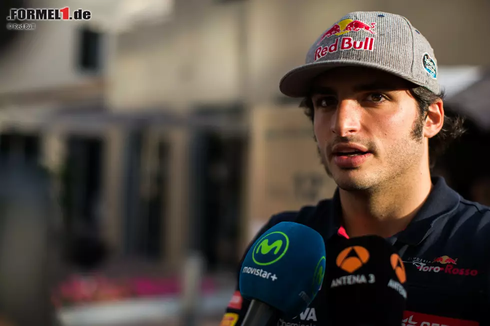 Foto zur News: Carlos Sainz: &quot;Ohne ihn wäre ich nicht in der Formel 1. Was er für den Motorsport getan hat, ist unfassbar. Kaum eine Serie, von MotoGP bis Formel 1, in der es keine Red-Bull-Logos gibt. Er hat unzählige Talente unterstützt und hatte verrückte Ideen und Visionen, die er immer durchgezogen hat. Am wichtigsten aber: Er war ein netter Mann.&quot;