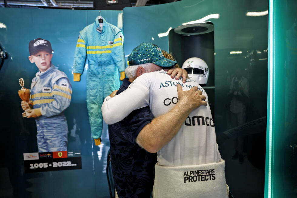 Foto zur News: ... über die Erinnerungsstücke und fällt seinem Vater gleich um den Hals. Im Hintergrund ist ein &quot;Beweisfoto&quot; zu sehen: Sebastian Vettel als junger Kartfahrer im Overall, der nun an der Boxenwand hängt. Auf der Strecke ...