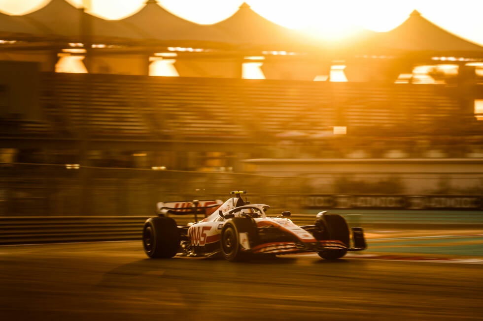Foto zur News: ... belegt Schumacher im Haas VF-22 im Freitagstraining den 17. Platz unter 20 Fahrern. Rückstand auf die Spitze: knapp 1,7 Sekunden. Aber: Er lässt immerhin seinen Teamkollegen Kevin Magnussen hinter sich. Etwas weiter vorne ...