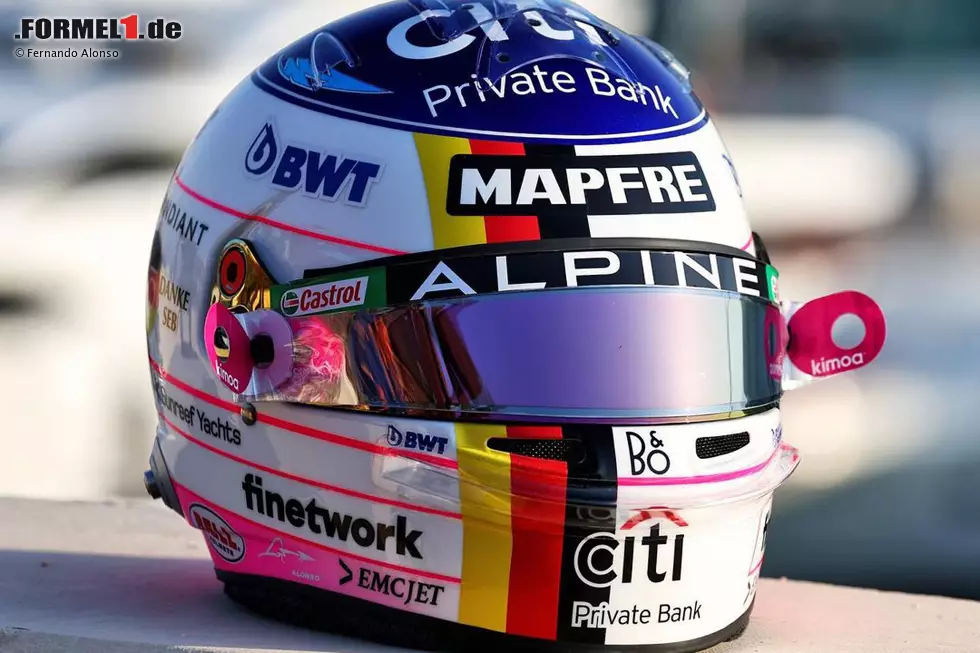 ... zollt Fernando Alonso seinem einstigen WM-Rivalen Respekt, indem er in Abu Dhabi mit einem Helm im Vettel-Design fährt, inklusive Schwarz-Rot-Gold-Streifen. Gar das komplette Vettel-Helmdesign ... Foto zur News: ... zollt Fernando Alonso seinem einstigen WM-Rivalen Respekt, indem er in Abu Dhabi mit einem Helm im Vettel-Design fährt, inklusive Schwarz-Rot-Gold-Streifen. Gar das komplette Vettel-Helmdesign ...