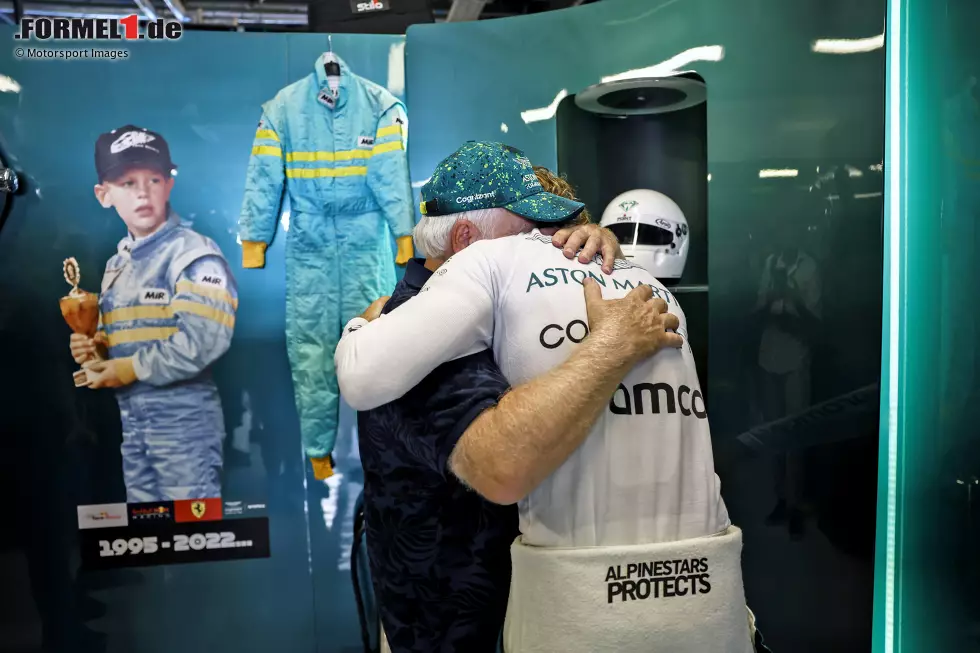 ... über die Erinnerungsstücke und fällt seinem Vater gleich um den Hals. Im Hintergrund ist ein "Beweisfoto" zu sehen: Sebastian Vettel als junger Kartfahrer im Overall, der nun an der Boxenwand hängt. Auf der Strecke ... Foto zur News: ... über die Erinnerungsstücke und fällt seinem Vater gleich um den Hals. Im Hintergrund ist ein "Beweisfoto" zu sehen: Sebastian Vettel als junger Kartfahrer im Overall, der nun an der Boxenwand hängt. Auf der Strecke ...