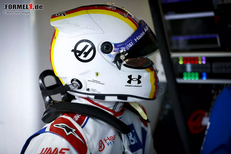 ... findet sich bei Mick Schumacher wieder: Auch er hat in Abu Dhabi eine Helm-Hommage am Start, komplett mit dem Schriftzug "Danke Seb". Damit ... Foto zur News: ... findet sich bei Mick Schumacher wieder: Auch er hat in Abu Dhabi eine Helm-Hommage am Start, komplett mit dem Schriftzug "Danke Seb". Damit ...