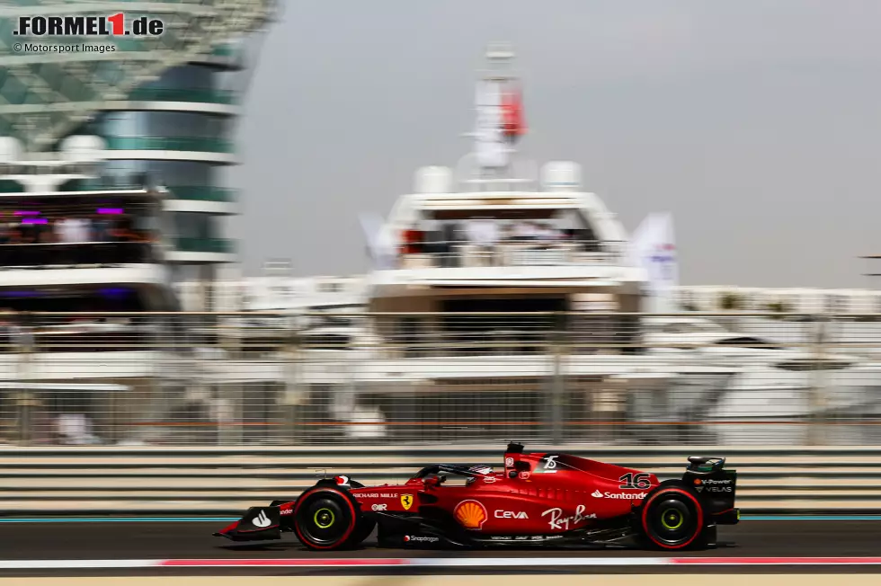 ... sortiert sich mit Charles Leclerc im F1-75 noch ein Ferrari-Fahrer ein. Allerdings nicht ohne Sorgen: Der Longrun-Speed stimmt nicht bei Leclerc, er beschwert sich an der Box. Von dort kommt aber auch nur (sinngemäß): "Wir sind gerade langsam." Schnell dagegen sind ... Foto zur News: ... sortiert sich mit Charles Leclerc im F1-75 noch ein Ferrari-Fahrer ein. Allerdings nicht ohne Sorgen: Der Longrun-Speed stimmt nicht bei Leclerc, er beschwert sich an der Box. Von dort kommt aber auch nur (sinngemäß): "Wir sind gerade langsam." Schnell dagegen sind ...