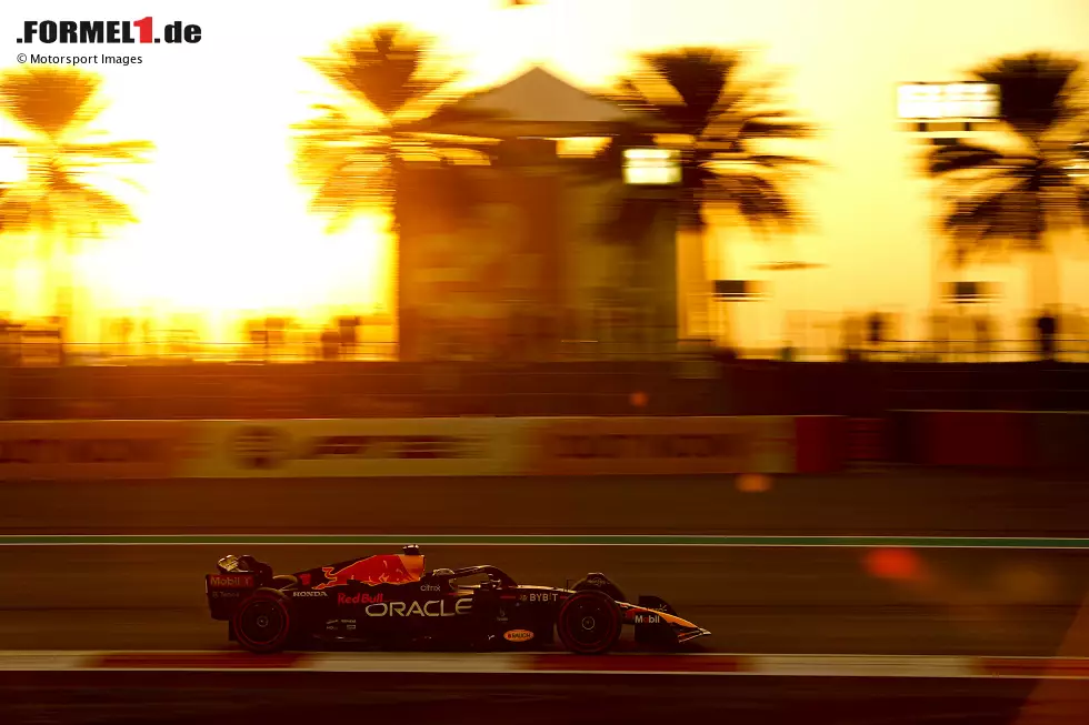 ... mit 1:25.146 Minuten von Max Verstappen im Red Bull RB18 serviert wird, auf den weichsten Reifen von Pirelli (C5). Und der Vorsprung von Verstappen ist groß: Er hat ein Polster von 0,341 Sekunden auf seinen schärfsten Verfolger ... Foto zur News: ... mit 1:25.146 Minuten von Max Verstappen im Red Bull RB18 serviert wird, auf den weichsten Reifen von Pirelli (C5). Und der Vorsprung von Verstappen ist groß: Er hat ein Polster von 0,341 Sekunden auf seinen schärfsten Verfolger ...