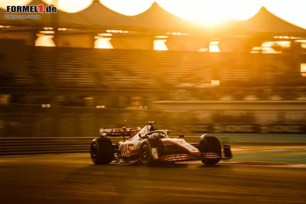 ... belegt Schumacher im Haas VF-22 im Freitagstraining den 17. Platz unter 20 Fahrern. Rückstand auf die Spitze: knapp 1,7 Sekunden. Aber: Er lässt immerhin seinen Teamkollegen Kevin Magnussen hinter sich. Etwas weiter vorne ... Foto zur News: ... belegt Schumacher im Haas VF-22 im Freitagstraining den 17. Platz unter 20 Fahrern. Rückstand auf die Spitze: knapp 1,7 Sekunden. Aber: Er lässt immerhin seinen Teamkollegen Kevin Magnussen hinter sich. Etwas weiter vorne ...