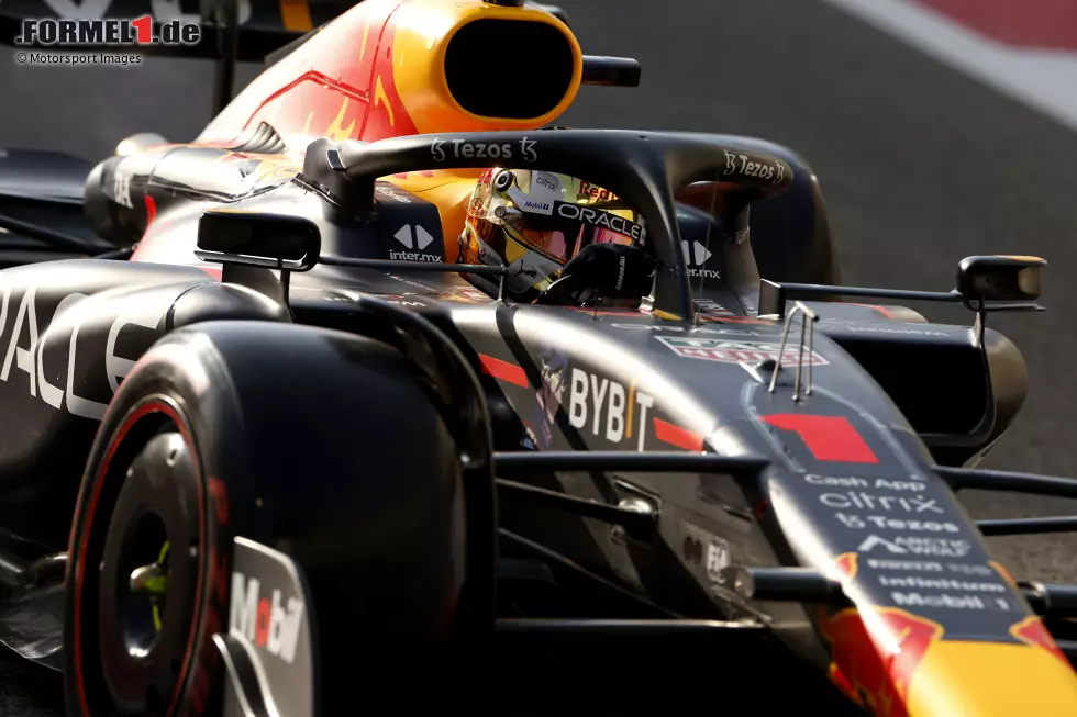 Foto zur News: Max Verstappen erzielt im Red Bull RB18 die Bestzeit im letzten Qualifying der Formel-1-Saison 2022. Mit 1:23.824 Minuten auf Soft ist er um mehr als zwei Zehntel vorne, unterstützt im letzten Versuch nebenbei noch ...