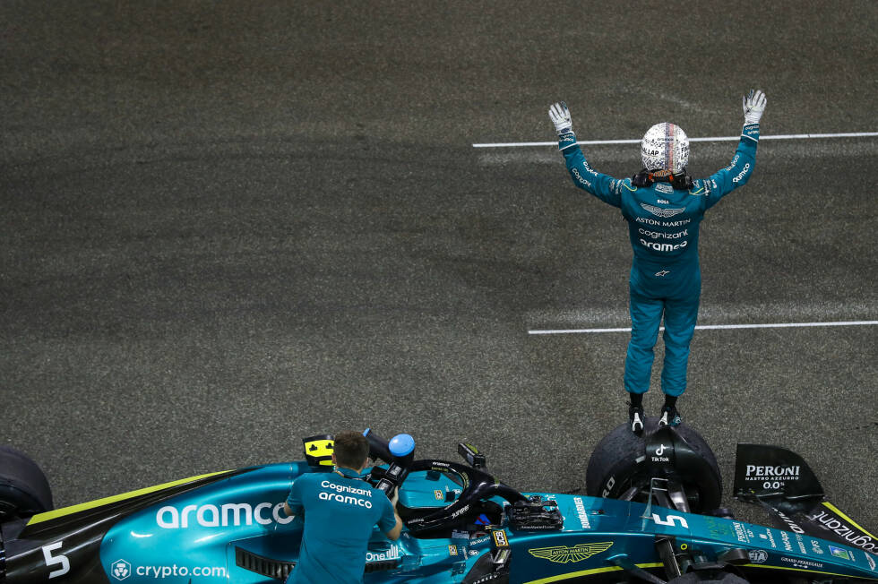 Foto zur News: ... schließlich Platz zehn belegt und mit einem WM-Punkt in der Tasche ein letztes Mal wieder aus dem Aston Martin steigt. Die Formel-1-Laufbahn des viermaligen Weltmeisters ist zu Ende.