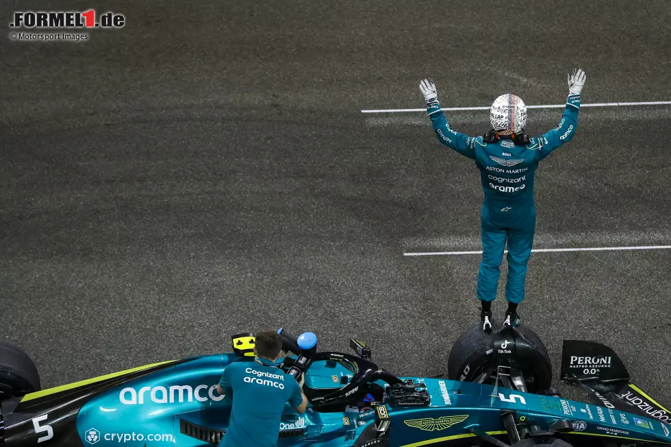 Foto zur News: ... schließlich Platz zehn belegt und mit einem WM-Punkt in der Tasche ein letztes Mal wieder aus dem Aston Martin steigt. Die Formel-1-Laufbahn des viermaligen Weltmeisters ist zu Ende.