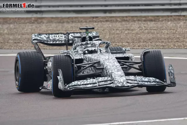 Foto zur News: Offiziell vorgestellt hat Alfa Romeo den C42 noch nicht, aber in Fiorano dreht das Fahrzeug mit Valtteri Bottas am Steuer nun seine ersten Runden. Allerdings ...