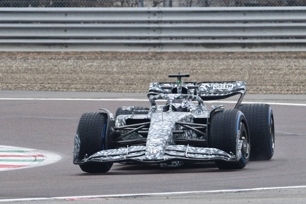 Foto zur News: ... Alfa-Neuzugang Valtteri Bottas muss Regenreifen aufziehen für seine ersten Runden im neuen Fahrzeug.