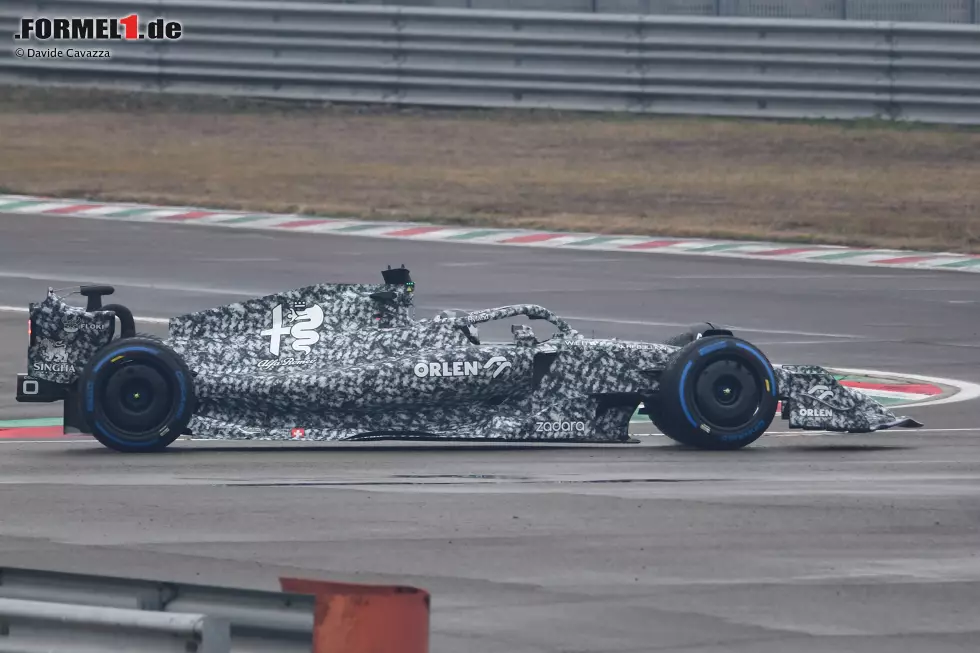 Foto zur News: ... schickt Alfa Romeo das Auto nicht im finalen Farbdesign auf die Strecke, sondern in Camouflage-Optik. Man will also nicht zu viele Details preisgeben und ...