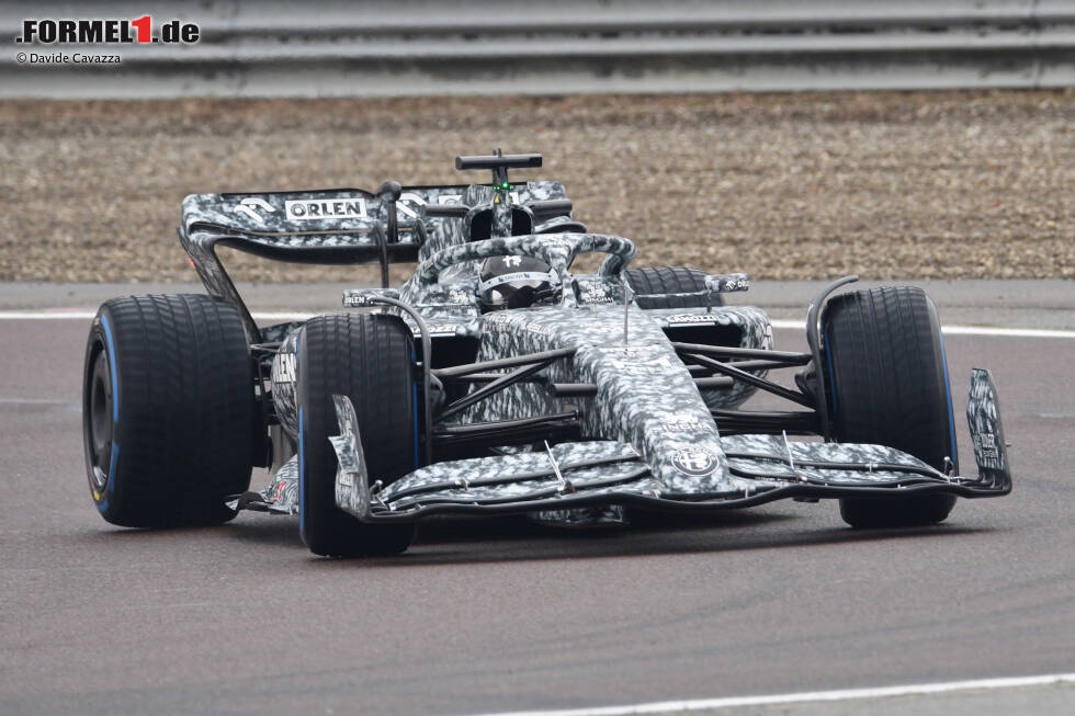 Offiziell vorgestellt hat Alfa Romeo den C42 noch nicht, aber in Fiorano dreht das Fahrzeug mit Valtteri Bottas am Steuer nun seine ersten Runden. Allerdings ... Offiziell vorgestellt hat Alfa Romeo den C42 noch nicht, aber in Fiorano dreht das Fahrzeug mit Valtteri Bottas am Steuer nun seine ersten Runden. Allerdings ...
