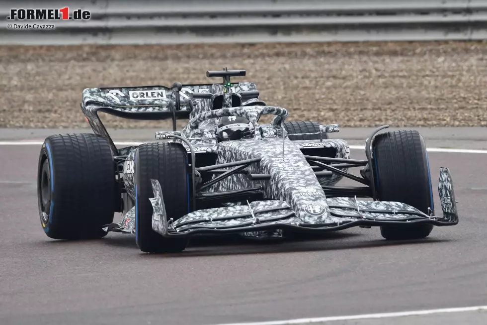 Foto zur News: Offiziell vorgestellt hat Alfa Romeo den C42 noch nicht, aber in Fiorano dreht das Fahrzeug mit Valtteri Bottas am Steuer nun seine ersten Runden. Allerdings ...