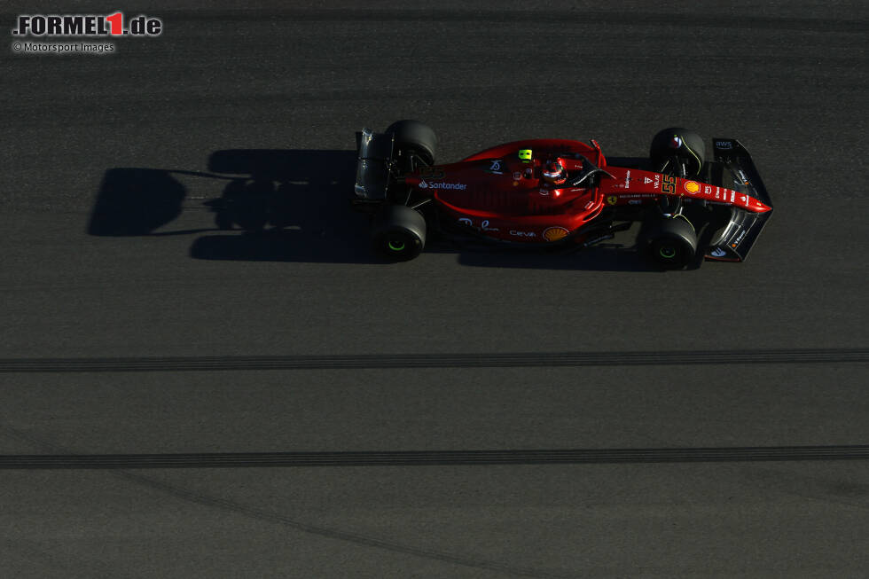 Foto zur News: Der Formel-1-Freitag in Austin steht ganz im Zeichen von Ferrari: Im ersten Freien Training gibt Carlos Sainz im F1-75 mit 1:36.857 Minuten auf Soft das Tempo vor, aber ...