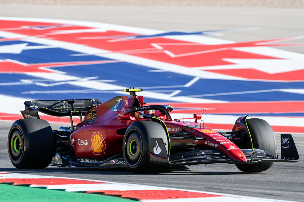 Foto zur News: ... steht Carlos Sainz im Ferrari nach einer schnellen Runde von 1:34.356 Minuten auf Soft-Reifen. Er sichert sich damit zum zweiten Mal die Poleposition in der Formel 1, lässt Teamkollege Charles Leclerc und Max Verstappen im Red Bull um ein Zehntel zurück. Verstappen aber ...
