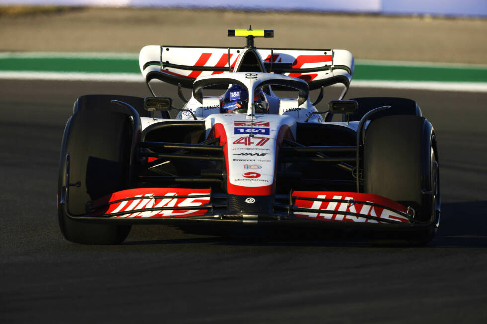 Foto zur News: ... ein Cockpit nicht besetzt für 2023, nämlich bei Haas, in dem aktuell Mick Schumacher sitzt. Eine Entscheidung, ob der Weltmeister-Sohn ein weiteres Jahr bleiben kann oder nicht, steht noch aus. Und Schumacher ...