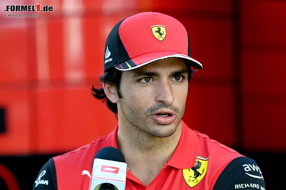 Foto zur News: ... Carlos Sainz im Ferrari F1-75 fährt 1:19.8 Minuten auf Soft und ist damit bester Fahrer vor Teamkollege Charles Leclerc und den beiden Red Bull.