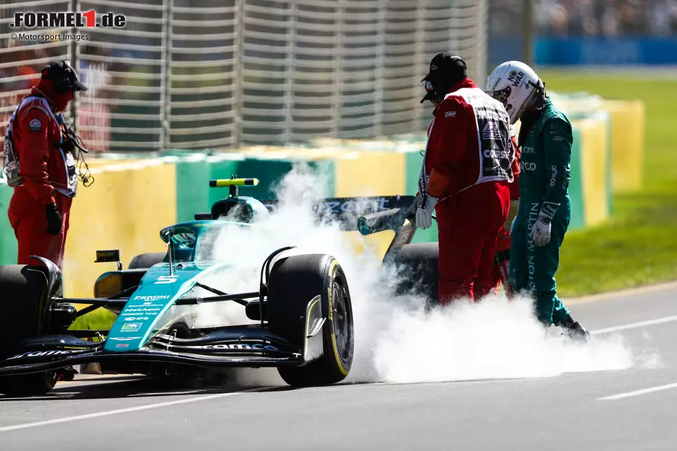 Foto zur News: ... steht unter keinem guten Stern: Er rollt nach drei Vierteln der Einheit aus, vermutlich mit Motorschaden. Aston Martin wechselt (straffrei) den Antrieb an seinem AMR22. Aber Vettel ...