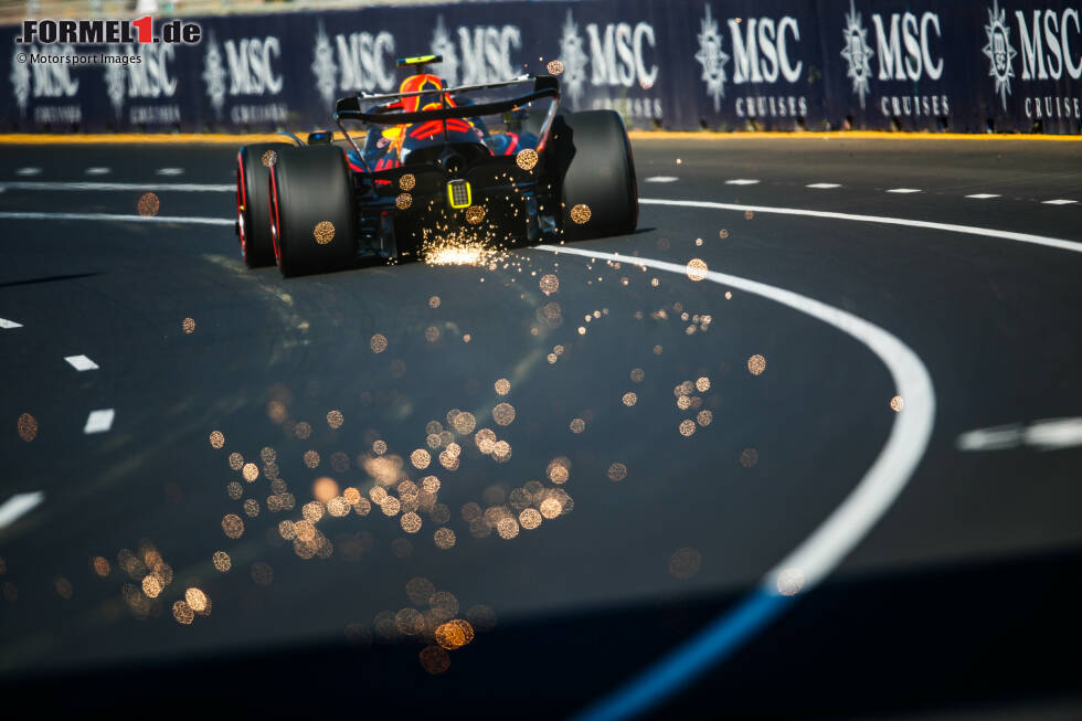Erstmals seit 2019 fährt die Formel 1 auf dem seither veränderten Albert Park Circuit. Wie schnell die Strecke durch den Umbau geworden ist, zeigt sich schon im ersten Training: Die Pole-Zeit von 2019 ist unterboten, denn ... Erstmals seit 2019 fährt die Formel 1 auf dem seither veränderten Albert Park Circuit. Wie schnell die Strecke durch den Umbau geworden ist, zeigt sich schon im ersten Training: Die Pole-Zeit von 2019 ist unterboten, denn ...