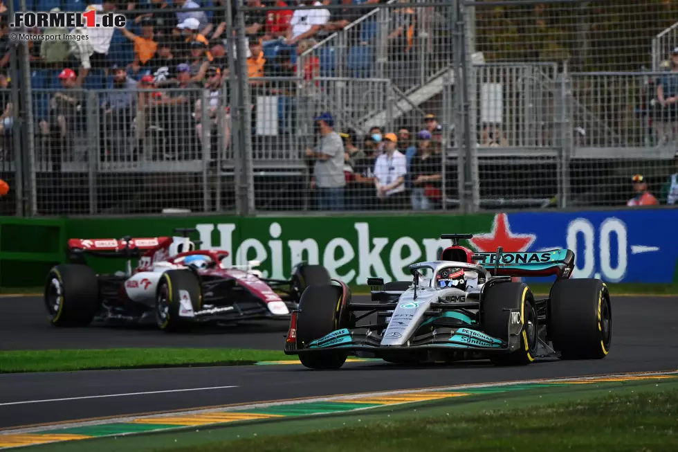 ... keine Spur in den Top 10: Im zweiten Training belegt George Russell nur P11, Lewis Hamilton wird auf P13 gewertet. Und Ralf Schumacher meint bei 'Sky': Q3 sei "eher unrealistisch" für die Silberpfeile. Schwierigkeiten indes auch ... Foto zur News: ... keine Spur in den Top 10: Im zweiten Training belegt George Russell nur P11, Lewis Hamilton wird auf P13 gewertet. Und Ralf Schumacher meint bei 'Sky': Q3 sei "eher unrealistisch" für die Silberpfeile. Schwierigkeiten indes auch ...