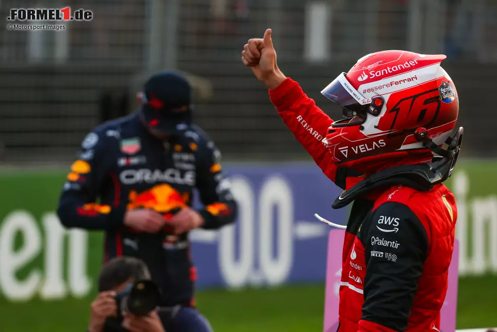 Foto zur News: Die Poleposition zum Grand Prix von Australien in Melbourne geht an Charles Leclerc im Ferrari, und das um fast drei Zehntelsekunden im Vergleich zu Max Verstappen im Red Bull auf P2. Eine starke letzte Runde gibt den Ausschlag für den WM-Spitzenreiter, aber dessen Teamkollege ...