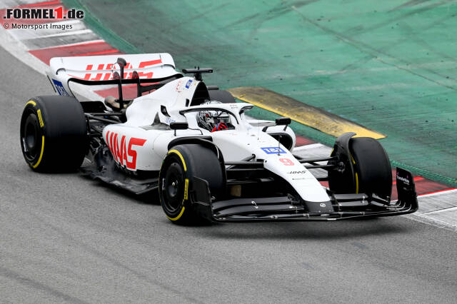 Foto zur News: Der Haas VF-22 von Mick Schumacher und Nikita Masepin, ganz ohne weitere Begleitfarben, fast komplett in Weiß. Mehrheitliche weiße Formel-1-Autos hat es aber auch früher schon gegeben, wie unsere Fotostrecke zeigt - ohne Anspruch auf Vollständigkeit!
