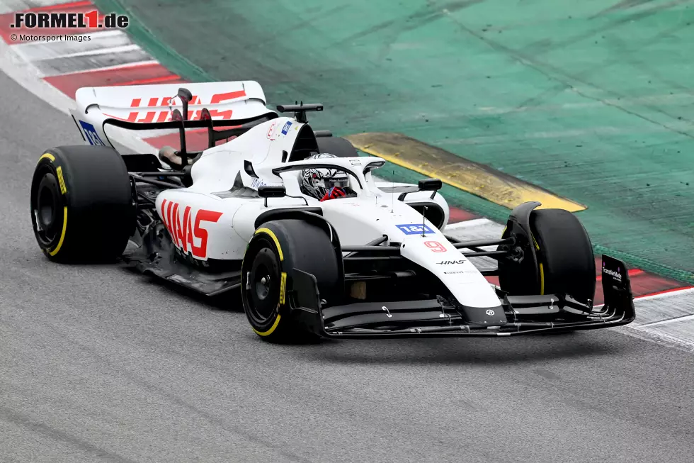 Der Haas VF-22 von Mick Schumacher und Nikita Masepin, ganz ohne weitere Begleitfarben, fast komplett in Weiß. Mehrheitliche weiße Formel-1-Autos hat es aber auch früher schon gegeben, wie unsere Fotostrecke zeigt - ohne Anspruch auf Vollständigkeit! Foto zur News: Der Haas VF-22 von Mick Schumacher und Nikita Masepin, ganz ohne weitere Begleitfarben, fast komplett in Weiß. Mehrheitliche weiße Formel-1-Autos hat es aber auch früher schon gegeben, wie unsere Fotostrecke zeigt - ohne Anspruch auf Vollständigkeit!