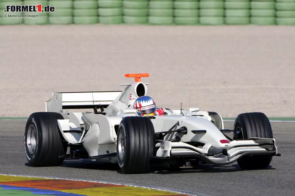 ... am Honda RA107 taucht dieses Weiß erneut auf, allerdings nur bei Testfahrten im Frühjahr 2008. Im Renntrimm fährt Honda zu dieser Zeit nicht mehr ganz in Weiß. Aber auch ... Foto zur News: ... am Honda RA107 taucht dieses Weiß erneut auf, allerdings nur bei Testfahrten im Frühjahr 2008. Im Renntrimm fährt Honda zu dieser Zeit nicht mehr ganz in Weiß. Aber auch ...