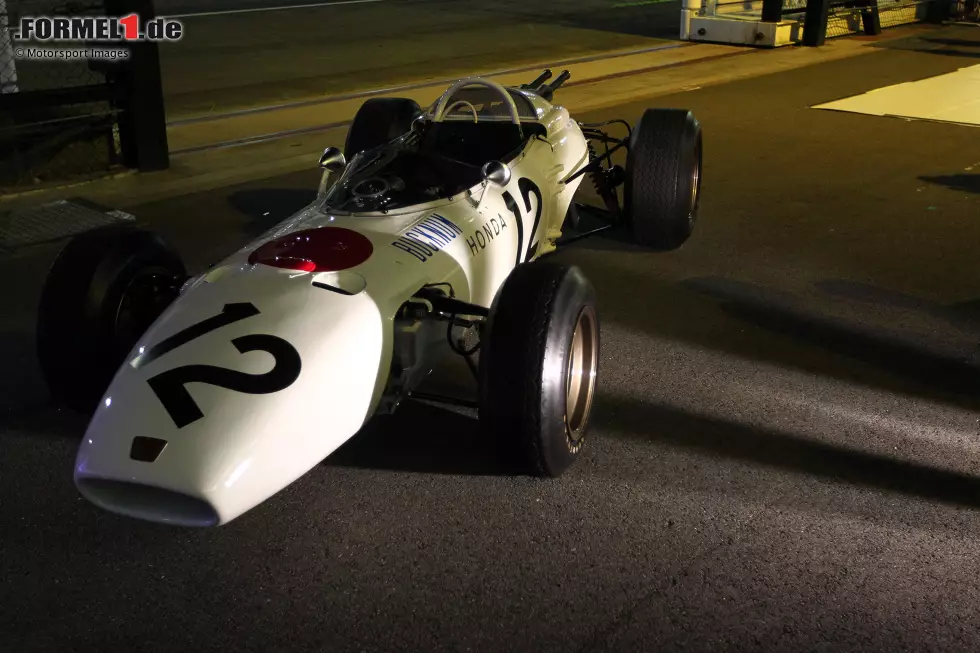 ... ist in den 1960er-Jahren in diesem Look in der Formel 1 unterwegs. Der RA271 von 1964 etwa war komplett Weiß, versehen nur mit einem roten Punkt, passend zur japanischen Flagge. Jahrzehnte später ... Foto zur News: ... ist in den 1960er-Jahren in diesem Look in der Formel 1 unterwegs. Der RA271 von 1964 etwa war komplett Weiß, versehen nur mit einem roten Punkt, passend zur japanischen Flagge. Jahrzehnte später ...