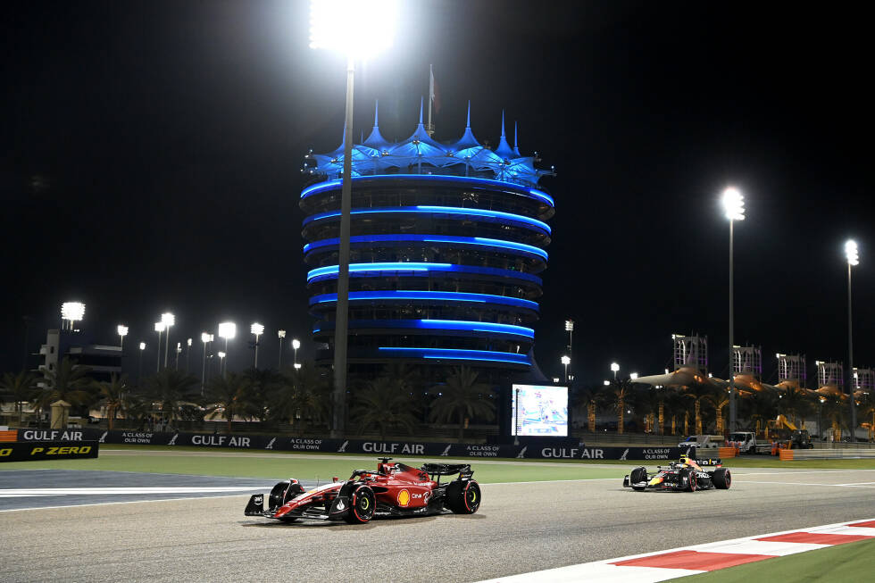 Foto zur News: ... die Ferrari von Charles Leclerc und Carlos Sainz, die wie bei den Testfahrten einen guten Eindruck hinterlassen. Sowohl über eine Runde als auch über die Distanz wirken Red Bull und Ferrari sehr gut aufgestellt. Mercedes dagegen ...