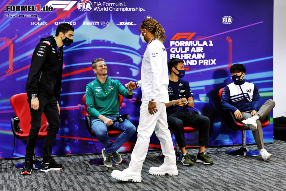 Foto zur News: ... es in der Pressekonferenz ein Wiedersehen mit alten Bekannten gibt. Hier wird Hülkenberg von Lewis Hamilton zurück im Kreis der Formel-1-Fahrer begrüßt, wenig später ...