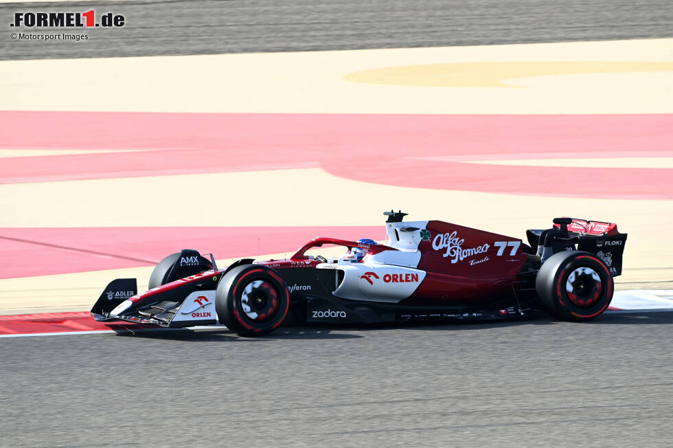Foto zur News: Die größte Überraschung im Qualifying ist Valtteri Bottas im Alfa Romeo C42: Er holt P6 und startet damit neben seinem Ex-Mercedes-Teamkollegen Lewis Hamilton aus Reihe drei!