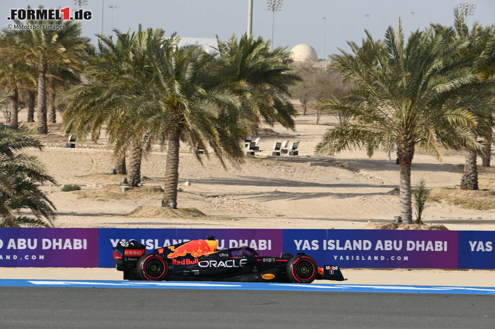 Foto zur News: Max Verstappen bestimmt im Red Bull RB18 auch das dritte Freie Training am Vormittag in Bahrain, aber ...