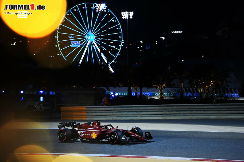 Foto zur News: ... am Abend unter Flutlicht ist es Charles Leclerc im Ferrari F1-75, der sich die Poleposition sichert. Vorsprung auf Verstappen: 0,123 Sekunden. P3 geht an Carlos Sainz im zweiten Ferrari.