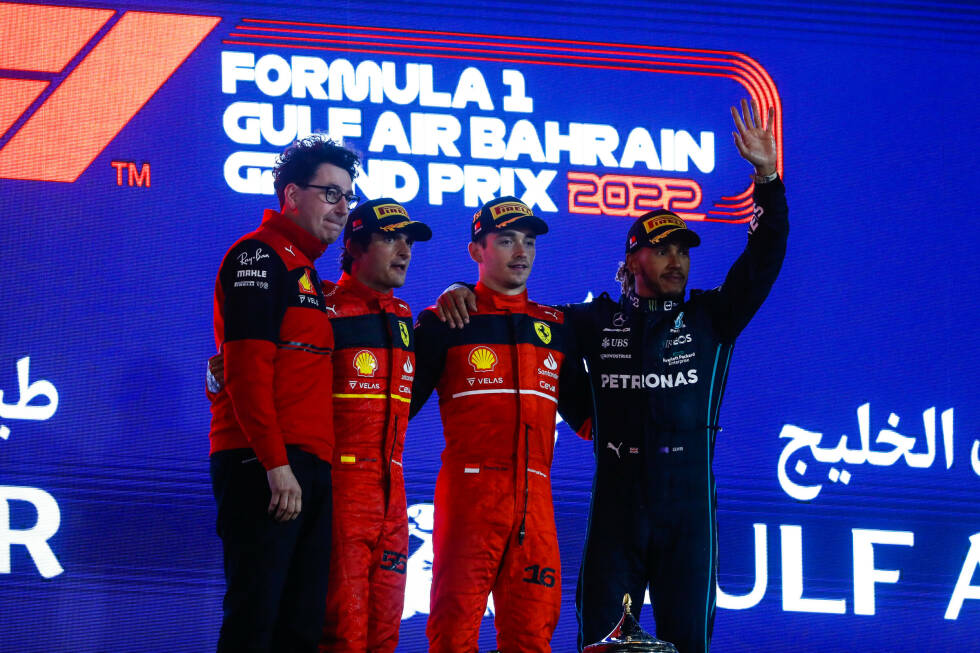 Foto zur News: ... die Podestplätze werden eingenommen von Leclerc, Sainz und Lewis Hamilton im Mercedes, der vom Red-Bull-Pech profitiert und aufrückt. Leclercs Triumph ist ...