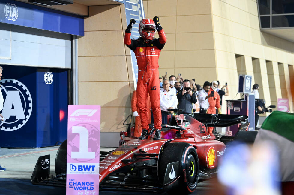 Foto zur News: ... der erste Ferrari-Sieg in der Formel 1 seit Singapur 2019, damals ein Doppelsieg durch Vettel und Leclerc. Nach zwei sieglosen Saisons meldet sich das Traditionsteam wiederum mit einem Doppelsieg zurück. Viel zu feiern aber hat auch ...