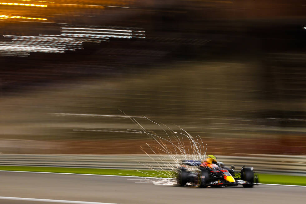 Foto zur News: ... für Sergio Perez ist vorzeitig Schluss: Ein technischer Defekt zwingt ihn kurz nach dem Verstappen-Aus in Kurve 1 in einen Dreher, der Motor stirbt ab. Damit ist auch P3 futsch für Red Bull und ...