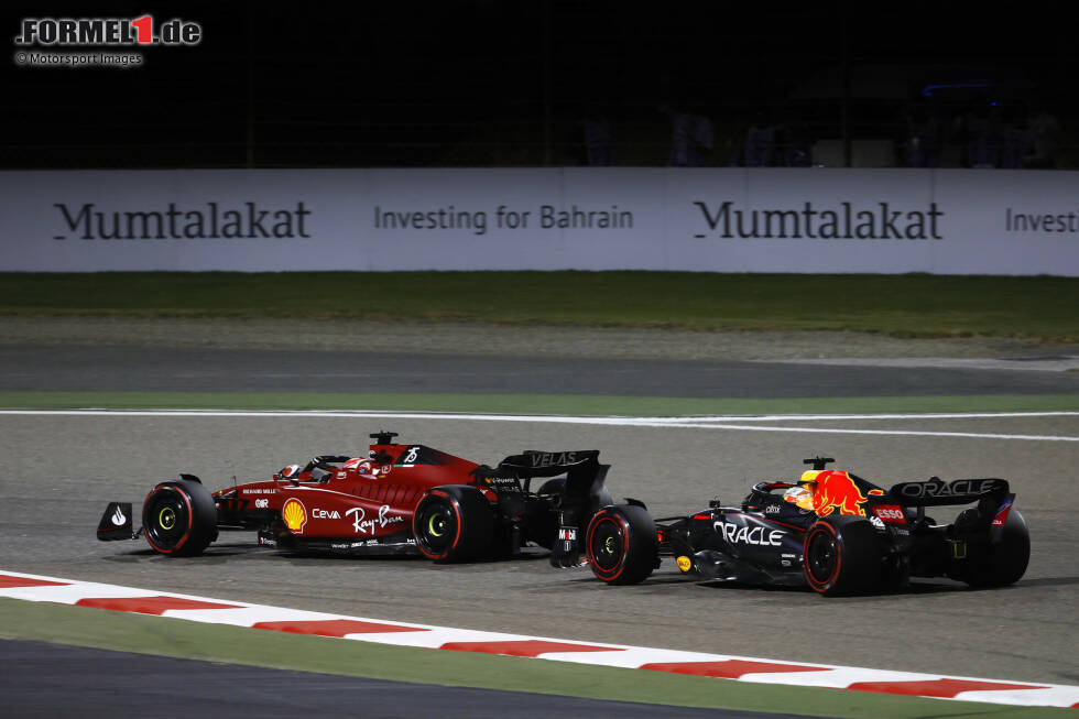 Foto zur News: Im Rennen liefern sich Charles Leclerc im Ferrari und Max Verstappen im Red Bull ein sehenswertes Duell um P1, die Führung wechselt mehrfach hin und her, am Ende aber ...